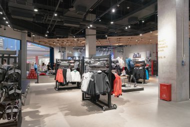 Shenzhen, Çin - Şubat 06, 2019: UpperHills alışveriş merkezindeki Adidas mağazasının iç çekimi. Adidas, erkek, kadın ve çocuklar için spor giysileri, ayakkabı ve aksesuarlar sunan bir Alman markasıdır.
