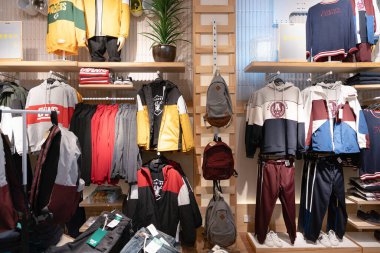 Shenzhen, Çin - Şubat 06, 2019: UpperHills alışveriş merkezindeki çekimler. Çek ve Ayı, erkek ve kadınlar için giysi ve aksesuar sunan İspanyol markasıdır..