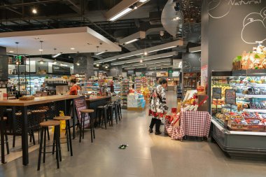 Shenzhen, Çin - Şubat 06, 2019: UpperHills alışveriş merkezindeki Ole 'Food Hall' un iç çekimi. Ole 'Food Hall çeşitli taze ürünler, organik ürünler ve uluslararası mutfaklar sunan bir gıda pazarıdır..