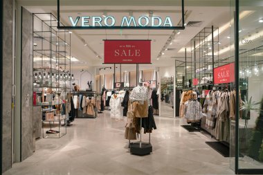 Shenzhen, Çin - Şubat 06, 2019: Vero Moda mağazasının 9. Mağazada kadınlar için çeşitli kıyafetler sergileniyor..
