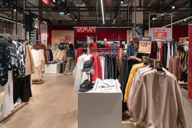 Shenzhen, Çin - Şubat 06, 2019: UpperHills alışveriş merkezindeki bir Bershka mağazasının iç çekimi. Bershka giysi ve aksesuar sunan İspanyol bir perakendecidir..