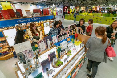 Hong Kong, Çin - 2 Şubat 2019: Kozmetik ürünler Harbour City, Hong Kong 'da bir perakende satış alanında sergileniyor.