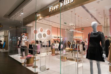 Shenzhen, Çin - Şubat 06, 2019: UpperHills alışveriş merkezindeki Five Plus mağazasının vitrini. Beş Artı çeşitli kadın kıyafetleri ve aksesuarlar sunuyor..