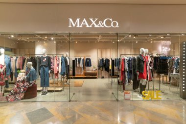Hong Kong, Çin - 3 Şubat 2019: Hong Kong 'da bir Max and Co mağazasının vitrini.