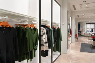 Shenzhen, Çin - Şubat 06, 2019: UpperHills alışveriş merkezindeki Massimo Dutti mağazasının iç çekimi. Massimo Dutti İspanyol bir perakendecidir. Kadın ve erkeklere giysi ve aksesuar sunar..
