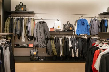 Shenzhen, Çin - Şubat 06, 2019: Calvin Klein mağazasının içi. Calvin Klein, çok çeşitli giyim ve aksesuarlar sunan bir Amerikan moda markası..