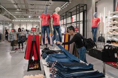 Shenzhen, Çin - Şubat 06, 2019: UpperHills alışveriş merkezindeki bir Stradivarius mağazasının iç çekimi. Stradivarius, kadınlara giysi ve aksesuar sunan İspanyol bir perakendecidir..