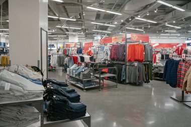 Shenzhen, Çin - Şubat 06, 2019: 9 Square alışveriş merkezindeki eski bir donanma mağazasının içi, giysi sergileri ve elbise rafları.