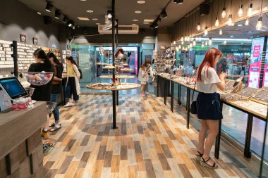 Busan, Güney Kore - 28 Mayıs 2017: Busan 'da bir mağazanın iç çekimleri, sergi düzeni ve mevcut eşyalar.