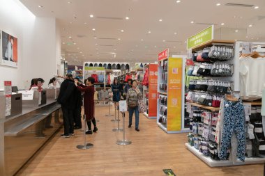 Shenzhen, Çin - Şubat 06, 2019: UpperHills alışveriş merkezindeki Uniqlo mağazasının iç çekimi. Uniqlo, erkek, kadın ve çocuklara giysi ve aksesuar sunan bir Japon markasıdır..
