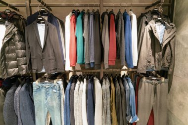 Hong Kong, Çin - 2 Şubat 2019: Hong Kong 'da bir mağazada çeşitli giysiler sergilendi.