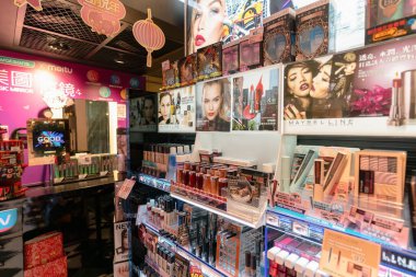 Hong Kong, Çin - 3 Şubat 2019: Hong Kong 'da çeşitli kozmetik ürünleri sergileniyor..
