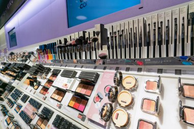 Hong Kong, Çin - 2 Şubat 2019: Hong Kong 'daki KIKO Milano mağazasında makyaj ürünleri sergileniyor.
