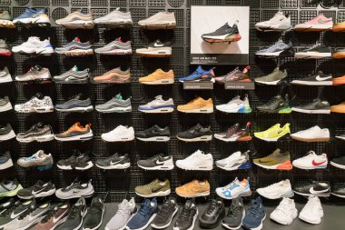 HONG KONG, ÇİN - ŞUBAT 01, 2019: Hong Kong 'daki bir Nike mağazasının içi.