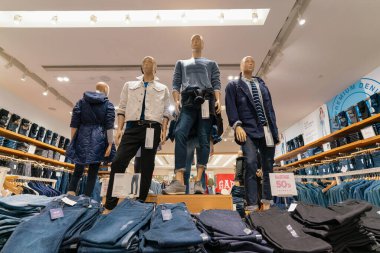 Hong Kong, Çin - 2 Şubat 2019: Hong Kong 'da bir GAP mağazasında çeşitli kot pantolonlar sergileniyor.