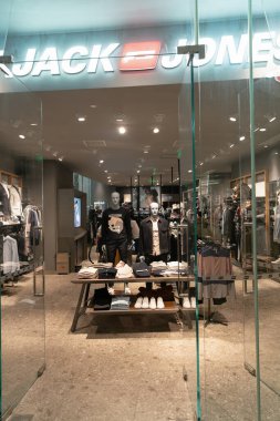 Shenzhen, Çin - Şubat 06, 2019: UpperHills alışveriş merkezindeki Jack ve Jones mağazasına giriş. Jack ve Jones geniş bir yelpazede kot, ceket, gömlek, ayakkabı ve aksesuar sunuyorlar..
