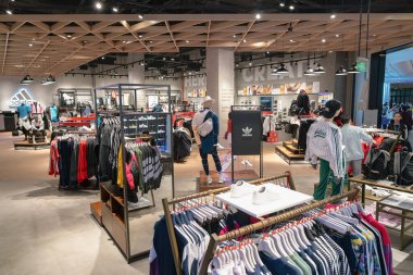 Shenzhen, Çin - Şubat 06, 2019: UpperHills alışveriş merkezindeki Adidas mağazasının iç çekimi. Adidas, erkek, kadın ve çocuklar için spor giysileri, ayakkabı ve aksesuarlar sunan bir Alman markasıdır.