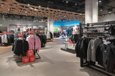 Shenzhen, Çin - Şubat 06, 2019: UpperHills alışveriş merkezindeki Adidas mağazasının iç çekimi. Adidas, erkek, kadın ve çocuklar için spor giysileri, ayakkabı ve aksesuarlar sunan bir Alman markasıdır.