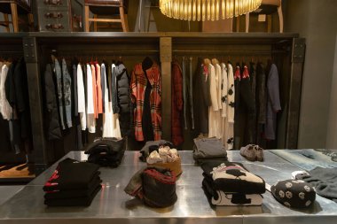 Shenzhen, Çin - Şubat 06, 2019: UpperHills alışveriş merkezindeki Donoratico mağazasının iç çekimleri. Donoratico çeşitli giysi ve aksesuarlar sunar..