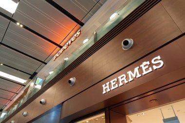 SINGAPORE - 25 Ağustos 2024: Hermes mağazası Changi Uluslararası Havalimanı, Singapur.