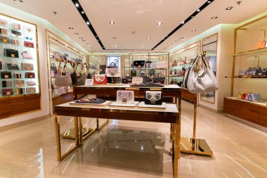 Hong Kong, Çin - 2 Şubat 2019: Hong Kong 'da bir Furla mağazasının içi