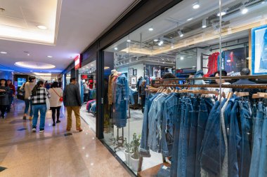 Hong Kong, Çin - 2 Şubat 2019: Hong Kong 'da Levi' s mağazasında çeşitli giysiler sergilendi.