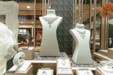 Hong Kong 'daki Luk Fook kuyumcu dükkanında sergilenen çeşitli mücevherler..