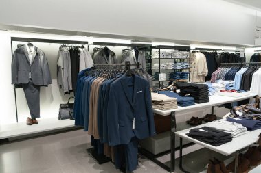 Shenzhen, Çin - Şubat 06, 2019: UpperHills alışveriş merkezindeki bir Zara mağazasında elbise askısı. Zara, erkek, kadın ve çocuklara giysi, ayakkabı ve aksesuar sunan İspanyol bir perakendecidir..