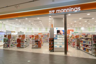 Shenzhen, Çin - 06 Şubat 2019: UpperHills alışveriş merkezinde Mannings mağazası. Mannings, sağlık ürünleri, kozmetik ürünleri ve kişisel bakım ürünleri sunan Hong Kong merkezli bir eczane zinciri..