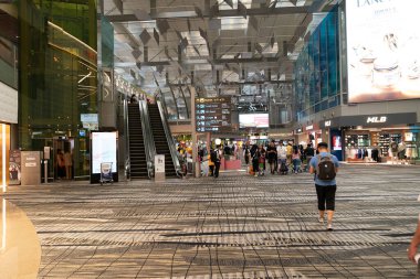 SINGAPORE - 25 AĞUSTOS 2024: Singapur 'daki Changi Uluslararası Havaalanı' nın içini geniş açılı görüş
