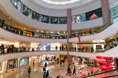 Hong Kong, Çin - 02 Şubat 2019: Hong Kong 'daki Harbour City alışveriş merkezinin iç çekimi.