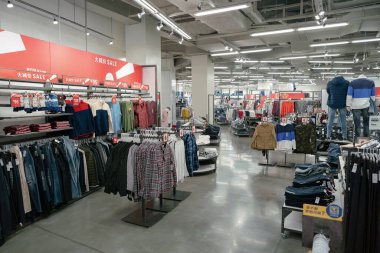 Shenzhen, Çin - Şubat 06, 2019: 9 Square alışveriş merkezindeki eski bir donanma mağazasının içi, giysi sergileri ve elbise rafları.