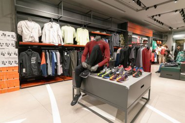 Hong Kong, Çin - 3 Şubat 2019: Hong Kong 'da bir Nike mağazasının iç çekimi.