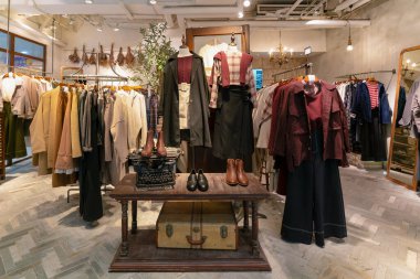 Hong Kong, Çin - 2 Şubat 2019: Hong Kong 'da bir Intique mağazasında çeşitli giysiler sergilendi.