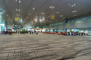 SINGAPORE - 25 AĞUSTOS 2024: Singapur 'daki Changi Uluslararası Havaalanı' nın içini geniş açılı görüş