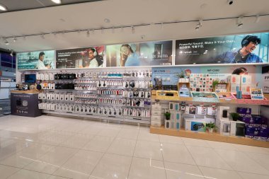 SINGAPORE - 25 AĞUSTOS 2024: Changi Uluslararası Havalimanı Sony Store, Singapur 'da çeşitli elektronik ve cihazlar sunmaktadır..