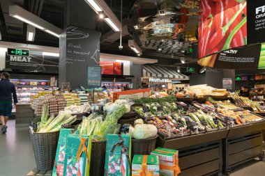 Shenzhen, Çin - Şubat 06, 2019: UpperHills alışveriş merkezindeki Ole 'Food Hall' un iç çekimi. Ole 'Food Hall çeşitli taze ürünler, organik ürünler ve uluslararası mutfaklar sunan bir gıda pazarıdır..