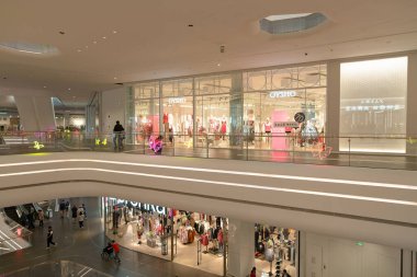 Shenzhen, Çin - Şubat 06, 2019: UpperHills alışveriş merkezinin içi.
