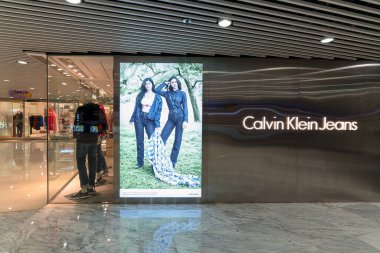 Hong Kong, Çin - 2 Şubat 2019: Hong Kong 'da bir alışveriş merkezinde Calvin Klein Jeans mağazasının vitrini. 