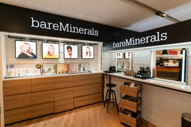 Hong Kong, Çin - 3 Şubat 2019: Hong Kong 'da bir alışveriş merkezinde çıplak mineraller kozmetik ürünler sergileniyor..
