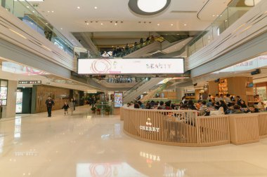 HONG KONG, ÇİN - ŞUBAT 01, 2019: Hong Kong 'daki bir alışveriş merkezinin içi.