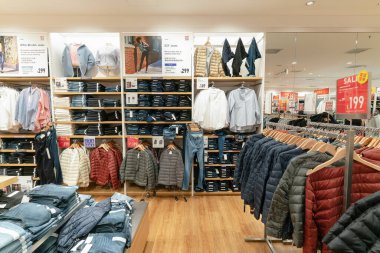 Hong Kong 'daki Uni Qlo mağazasının iç çekimleri HONG KONG, Çin - Şubat 01, 2019. Japon markası Uniqlo, erkekler, kadınlar ve çocuklar için çeşitli giysiler sunar..