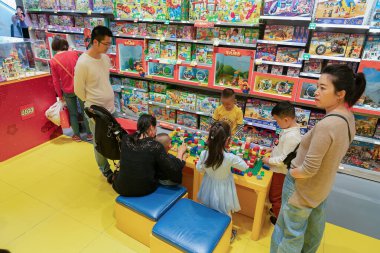 Shenzhen, Çin - Şubat 06, 2019: UpperHills alışveriş merkezindeki bir LEGO mağazasının iç çekimi. LEGO, yaratıcılık ve oyun alanlarında geniş bir yelpazede sunulan bir marka..