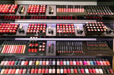 Hong Kong, Çin - 2 Şubat 2019: Chanel makyaj ürünleri Harbour City, Hong Kong 'da sergilenmektedir..