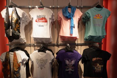 SINGAPORE - 25 AĞUSTOS 2024: Singapur 'daki Changi Uluslararası Havalimanı Terminal 2' deki Hard Rock Kafe Rock Dükkanı 'nda sergilenen marka..