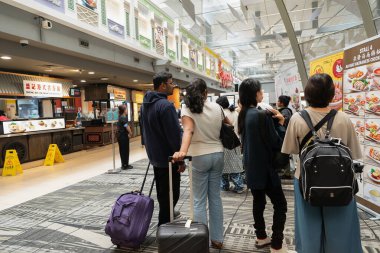 SINGAPORE - 25 AĞUSTOS 2024: Changi Uluslararası Havaalanı Terminali 'ndeki Singapur Food Caddesi' ndeki atmosfer.