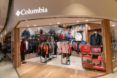 Hong Kong, Çin - 3 Şubat 2019: Hong Kong 'da Columbia Spor Giyim mağazasının girişi.