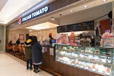 HONG KONG, ÇİN - ŞUBAT 01, 2019: Hong Kong 'daki İtalyan Domatesi' nin tezgahında duran kadınlar.