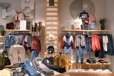 Shenzhen, Çin - Şubat 06, 2019: UpperHills alışveriş merkezindeki çekimler. Çek ve Ayı, erkek ve kadınlar için giysi ve aksesuar sunan İspanyol markasıdır..