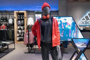 Shenzhen, Çin - Şubat 06, 2019: UpperHills 'teki Adidas mağazasında giysi mankeni sergilendi. Adidas, erkek, kadın ve çocuklar için spor giysileri, ayakkabı ve aksesuarlar sunan bir Alman markasıdır.